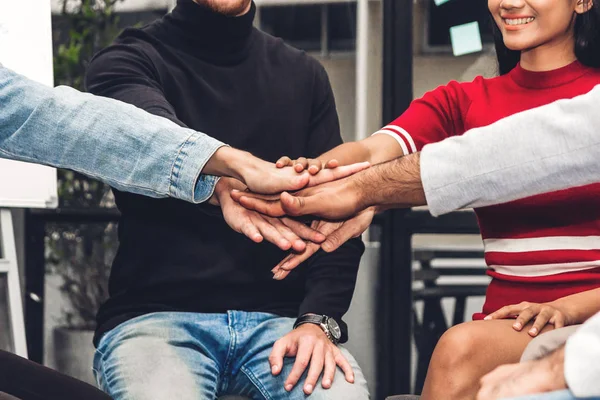 Éxito Gente Negocios Grupo Apilan Ponen Sus Manos Juntas Oficina — Foto de Stock