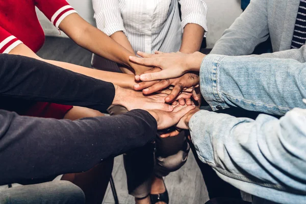 Erfolgreiche Gruppenunternehmer Stapeln Und Legen Ihre Hände Büro Zusammen — Stockfoto