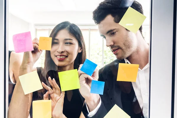 Grupo Planejamento Pessoas Negócios Casuais Brainstorm Escrever Sobre Projeto Com — Fotografia de Stock