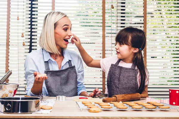 Madre Figlia Divertono Cucinare Insieme Imparano Fare Una Torta Mentre — Foto Stock