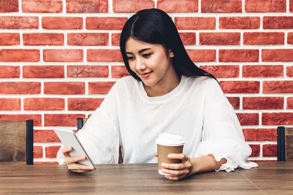 Mulher Usando Smartphone Café — Fotografia de Stock