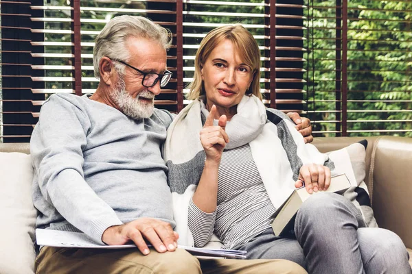 Pareja Ancianos Relajarse Hablando Leyendo Periódico Juntos Sofá Sala Estar —  Fotos de Stock