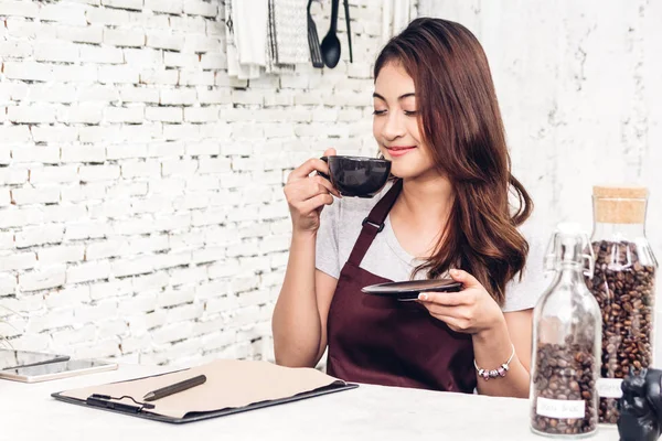 Portrait Woman Barista Small Business Owner Smiling Holding Cup Coffee — Stock Photo, Image