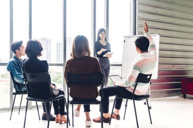 Grup planlama rahat iş tartışmak ve working.creative iş adamları ve beyin fırtınası modern workloft. Ekip çalışması kavramı