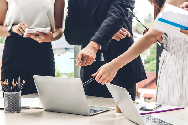 Gruppe Von Casual Business Diskutiert Und Arbeitet Mit Laptop Computer — Stockfoto