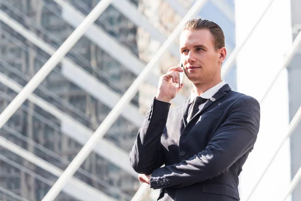 Πορτρέτο Του Όμορφος Επιχειρηματία Μαύρο Κοστούμι Στέκεται Και Χρήση Smartphone — Φωτογραφία Αρχείου