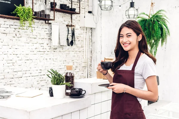 Portret Kobiety Barista Właścicielem Małej Firmy Uśmiechając Się Trzyma Kawę — Zdjęcie stockowe