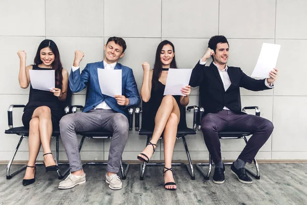 Grupo Empresários Segurando Papel Enquanto Sentado Cadeira Espera Entrevista Emprego — Fotografia de Stock