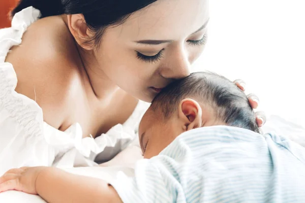 Madre Baciare Tenere Mano Del Bambino Addormentato Sul Letto Bianco — Foto Stock