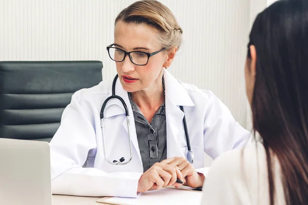Doctor Discussing Consulting Woman Patien Hospital Healthcare Medicine — Stock Photo, Image