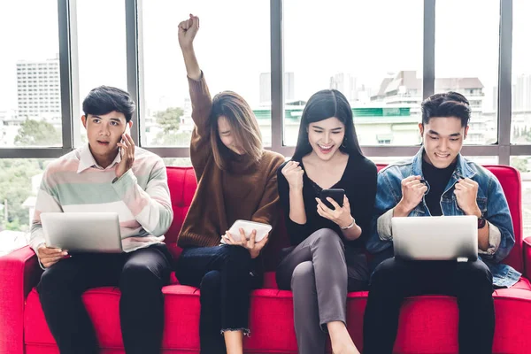 Groep Van Zakelijke Vergadering Ontspannen Gebruik Technologie Samen Van Smartphone — Stockfoto