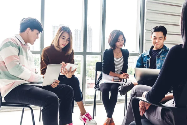 Grupo Negocios Informales Discutiendo Trabajando Gente Negocios Creativos Planificación Lluvia — Foto de Stock