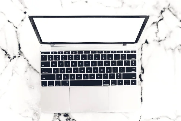 Bovenaanzicht Van Laptopcomputer Met Lege Schermen Witte Marmeren Achtergrond Plat — Stockfoto