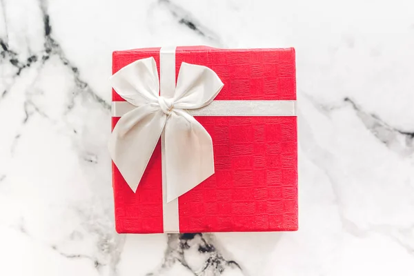 Bovenaanzicht Van Rode Luxe Geschenketui Rood Lint Witte Marmeren Achtergrond — Stockfoto