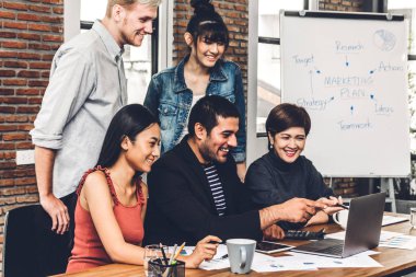 Geçici iş tartışırken grup ve dizüstü computer.creative iş ile çalışma planlama insan ve modern workloft beyin fırtınası. Ekip çalışması kavramı