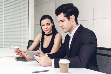 Dizüstü bilgisayarla çalışan ve strateji tartışan iki iş adamı. Modern çalışma tavan arasında planlama ve beyin fırtınası yapan yaratıcı iş adamları. Takım çalışması kavramı.