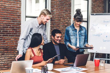 Geçici iş tartışırken grup ve dizüstü computer.creative iş ile çalışma planlama insan ve modern workloft beyin fırtınası. Ekip çalışması kavramı