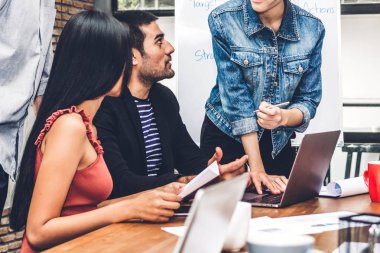Geçici iş tartışırken grup ve dizüstü computer.creative iş ile çalışma planlama insan ve modern workloft beyin fırtınası. Ekip çalışması kavramı