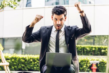 Siyah şık elbiseli kadar silah ile kutluyor ve dizüstü bilgisayar ile şehrin üzerinde çalışma otururken yakışıklı işadamı başarılı. İş ve başlangıç