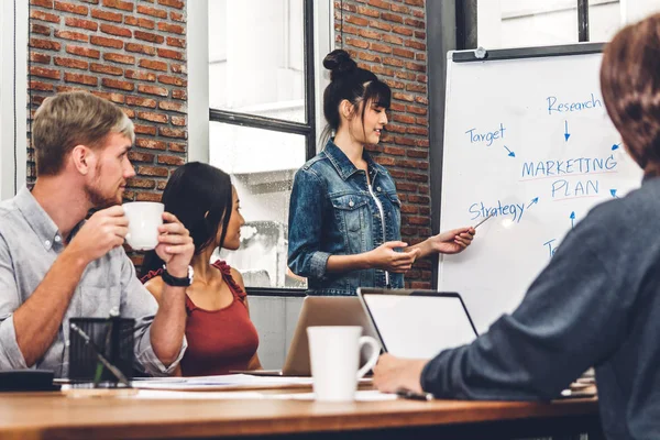 Gruppo Incontri Lavoro Occasionali Discussione Con Computer Portatile Creativo Uomini — Foto Stock