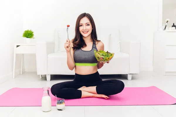 Bowl Dieting Concept Healthy 라이프 스타일에 신선한 샐러드를 보여주는 — 스톡 사진
