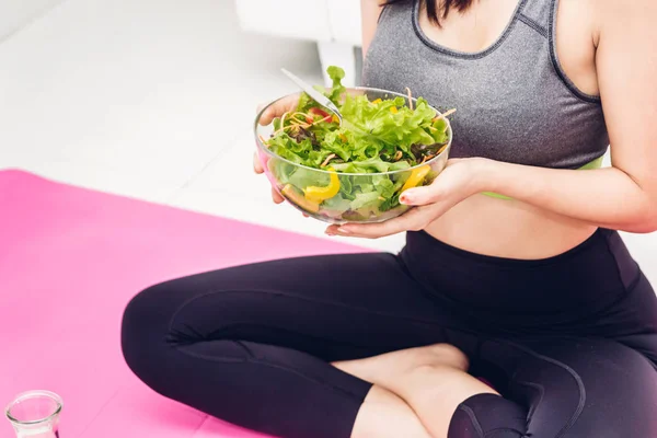Mulher Feliz Comendo Mostrando Salada Fresca Saudável Estilo Vida Concept — Fotografia de Stock