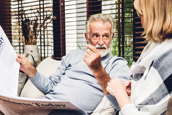 Senior Paar Ontspannen Praat Leest Krant Samen Sofa Woonkamer Bij — Stockfoto