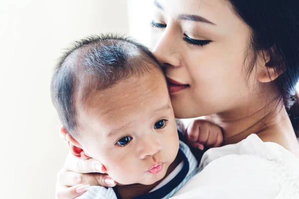 Matka Dítěte Hospodářství Náručí Kiss Bílé Ložnici Láska Koncepce — Stock fotografie