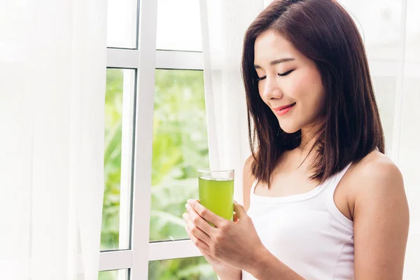 女性健康飲酒緑デトックス野菜ジュース Home Dieting Concept Healthy ライフ スタイルでリビング ルームの窓のカーテンのそばをお楽しみください — ストック写真