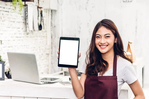 Retrato Mulher Pequeno Empresário Proprietário Sorrindo Com Computador Tablet Café — Fotografia de Stock