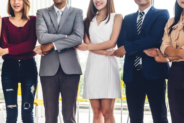 Erfolg Einer Gruppe Von Geschäftsleuten Die Einer Reihe Stehen Und — Stockfoto