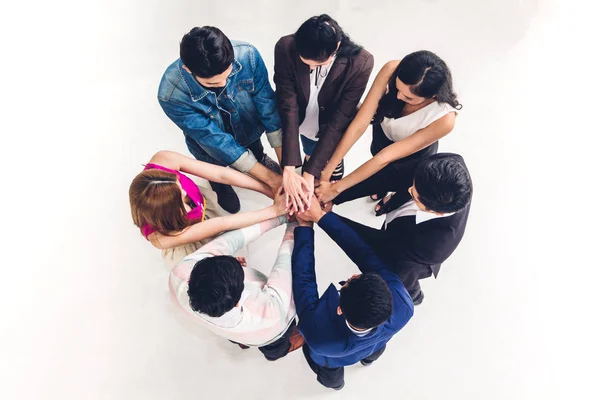 グループ ビジネス人々 スタックとオフィスで彼らの手を一緒に入れて成功の平面図です 友情チームワークの概念 — ストック写真