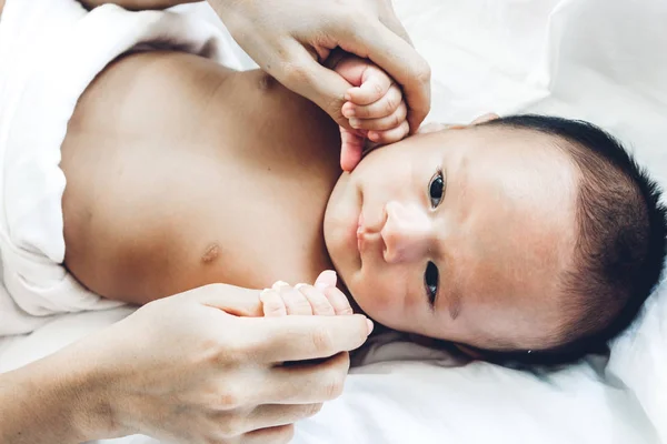 Mãe Segurando Mão Bebê Cama Branca Amor Conceito Família — Fotografia de Stock