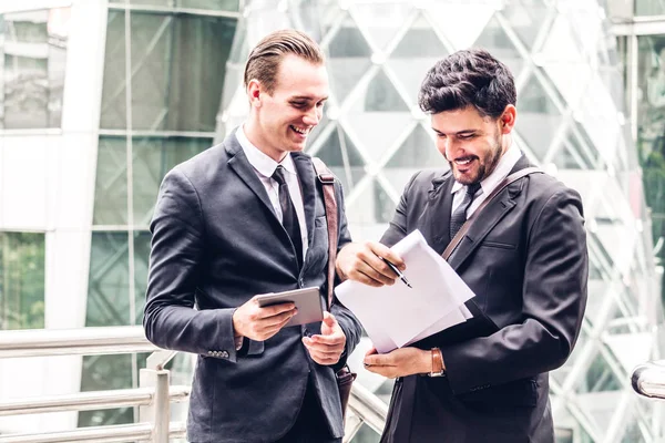 Imagen Dos Socios Negocios Traje Elegante Negro Hablando Trabajando Juntos — Foto de Stock