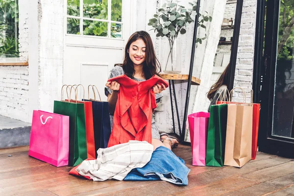 Femme Heureuse Faisant Shopping Choisissant Des Vêtements Dans Magasin Avec — Photo