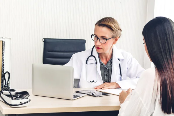 Medico Discutendo Consultando Con Paziente Femminile Sul Tavolo Dei Medici — Foto Stock