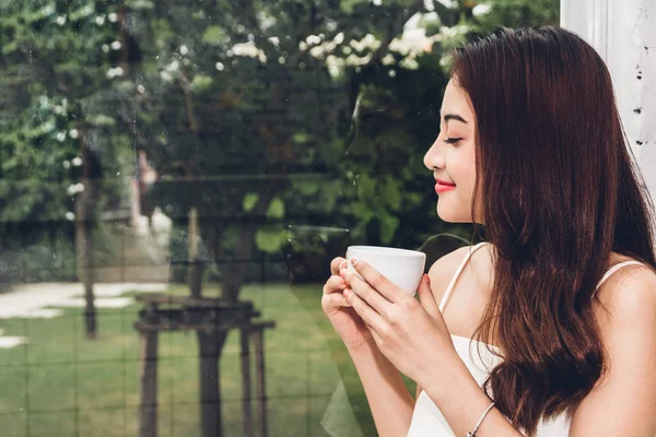 Beautiful Young Woman Relaxing Holding Cup Coffee Cafe — Stock Photo, Image