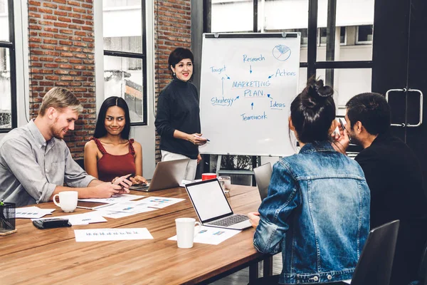 Toplantı ve sunulması ve modern workloft planlama dizüstü computer.creative iş adamları ile tartışırken rahat iş grubu. Ekip çalışması kavramı