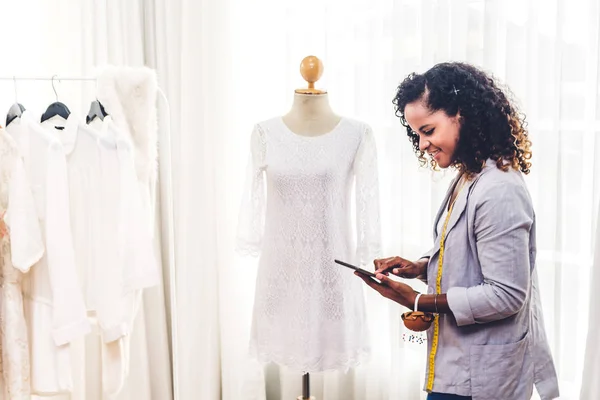 Sonriente Mujer Negra Afroamericana Diseñadora Moda Pie Trabajando Sosteniendo Tableta — Foto de Stock