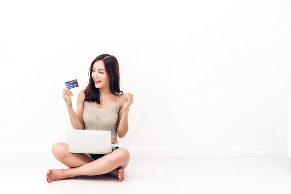 Piękna Kobieta Zakupy Online Technologią Laptopa Karty Kredytowej Siedząc Podłodze — Zdjęcie stockowe