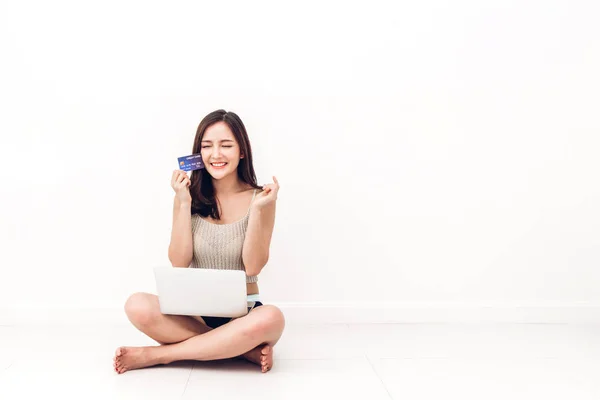 Hermosa Mujer Compras Línea Con Tecnología Ordenador Portátil Tarjeta Crédito —  Fotos de Stock