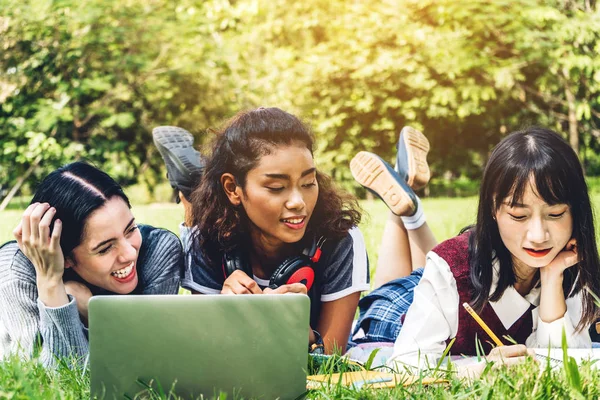 Grupo Estudantes Internacionais Sorridentes Adolescentes Sentados Usando Computador Portátil Fazendo — Fotografia de Stock