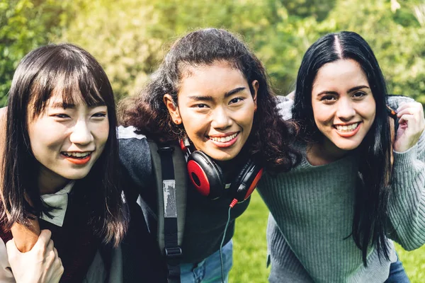 一群面带微笑的国际学生或青少年站在大学公园里拥抱在一起 教育和友谊理念 — 图库照片