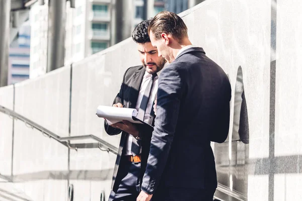 Imagen Dos Socios Negocios Traje Elegante Negro Hablando Trabajando Juntos — Foto de Stock