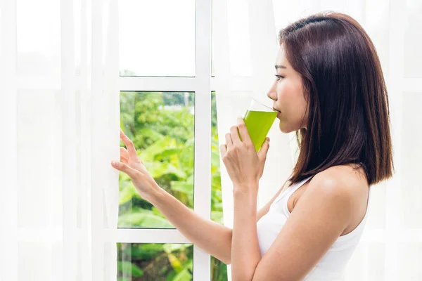 Donna Godere Bere Sano Verde Succo Verdura Disintossicazione Vicino Tende — Foto Stock