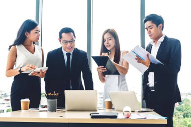 Geçici iş tartışırken grup ve dizüstü computer.creative iş ile çalışma planlama insan ve modern workloft beyin fırtınası. Ekip çalışması kavramı