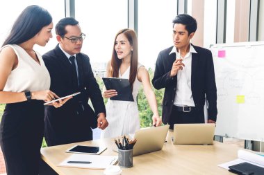 Geçici iş tartışırken grup ve dizüstü computer.creative iş ile çalışma planlama insan ve modern workloft beyin fırtınası. Ekip çalışması kavramı