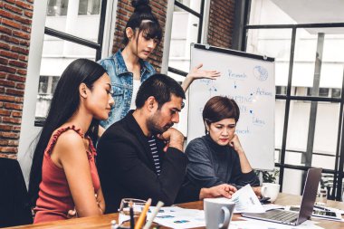 Geçici iş tartışırken grup ve dizüstü computer.creative iş ile çalışma planlama insan ve modern workloft beyin fırtınası. Ekip çalışması kavramı