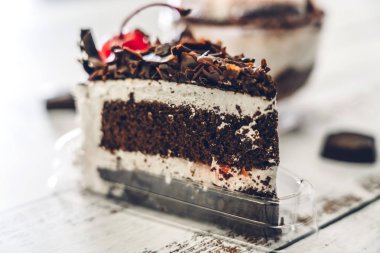 Lezzetli çikolatalı kek dilim Beyaz ahşap tablo