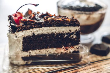 Lezzetli çikolatalı kek dilim Beyaz ahşap tablo